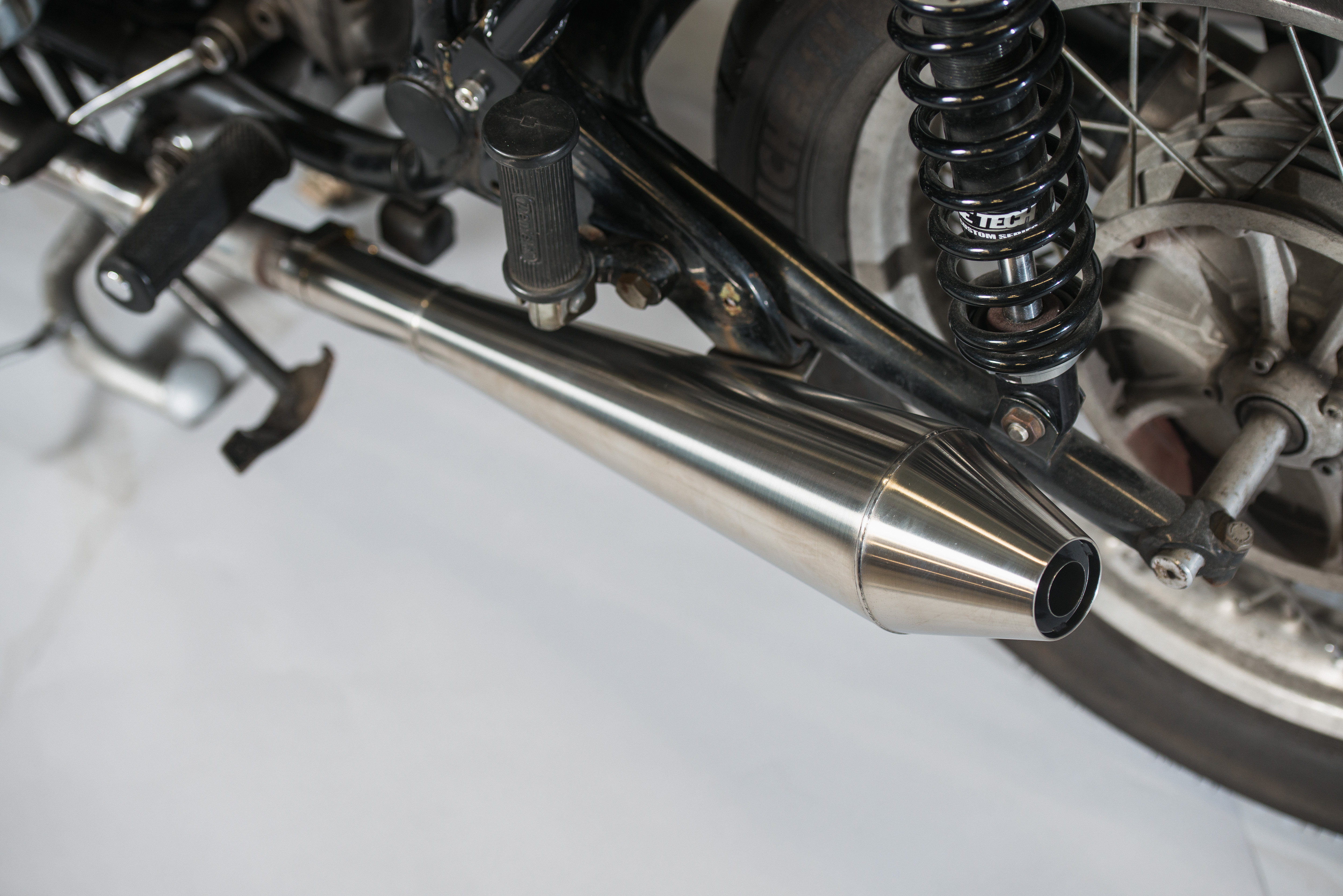 BMW Airhead Exhaust System - /5/6/7 Cone Quiet Core Mufflers